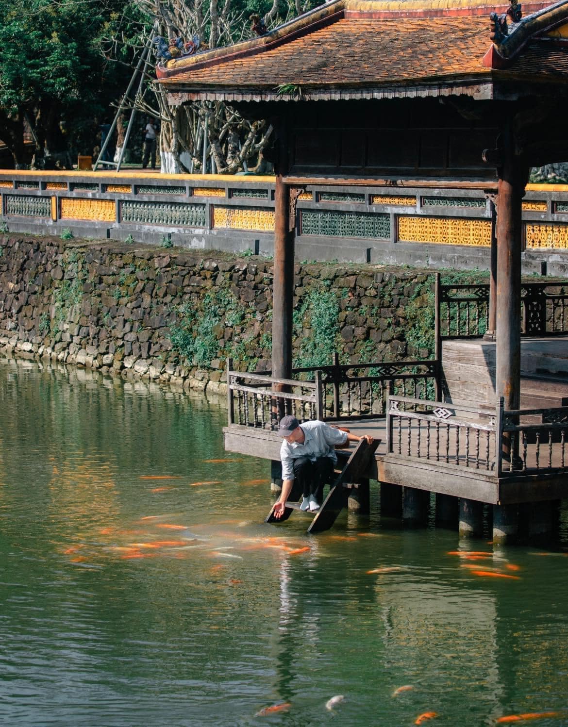 Check-in tại nhà tạ trên hồ